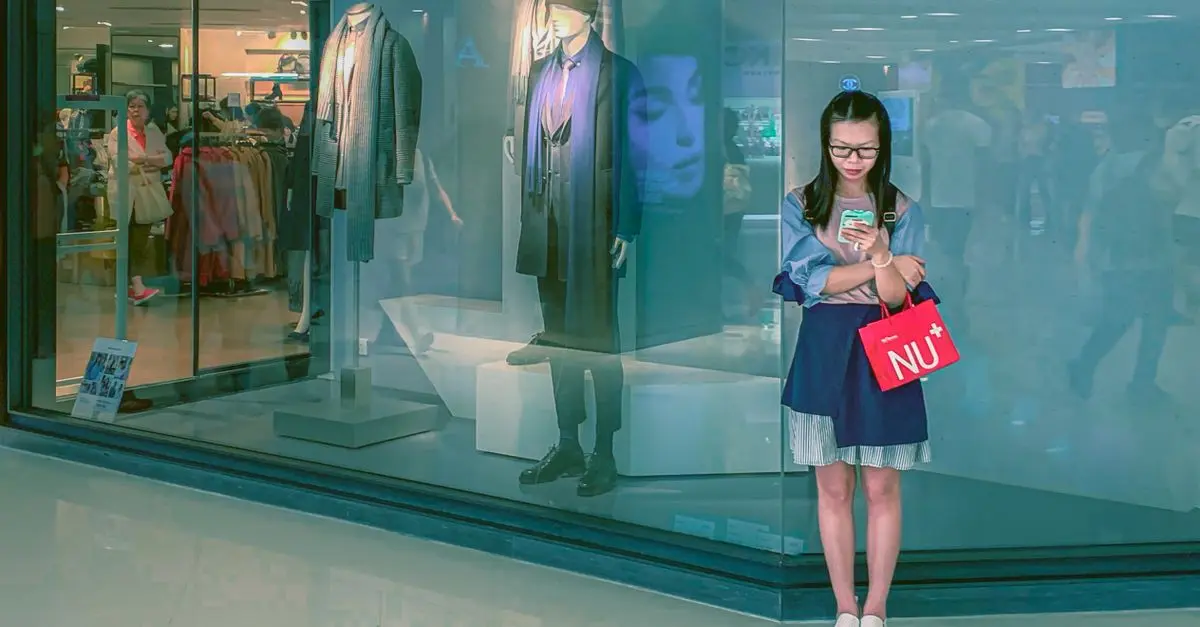 How Smart Mirrors Will Transform Future Phone Store Shopping