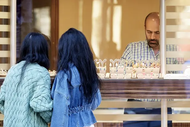 How Augmented Reality Will Transform Future Phone Store Experiences