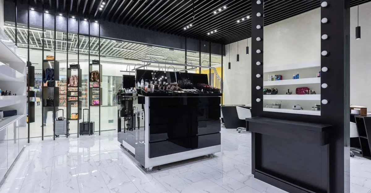 How Smart Mirrors Will Revolutionize Future Phone Store Shopping