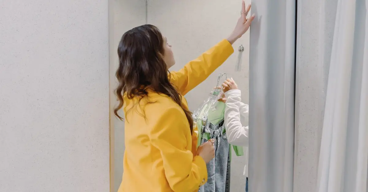 How Smart Mirrors Will Transform Future Phone Store Shopping