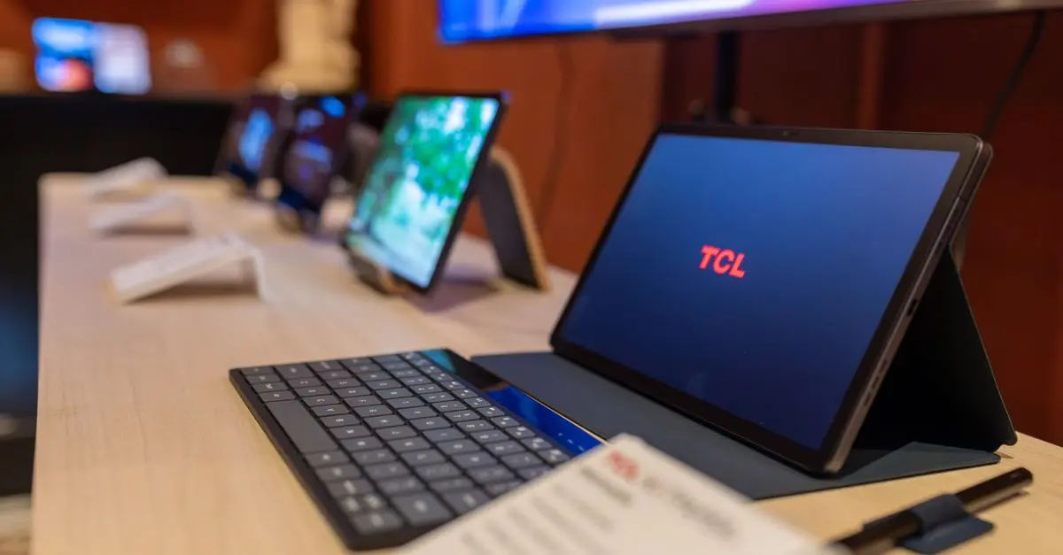 Exploring the Benefits of Smart Technology in Future Phone Stores