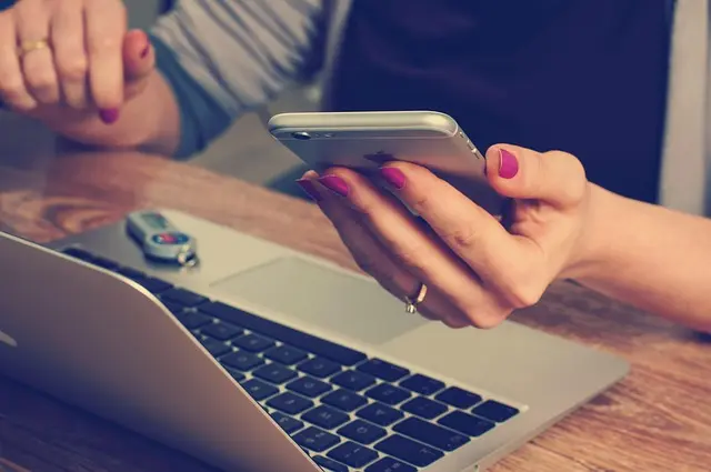 The Future of Smart Mirrors in Phone Stores