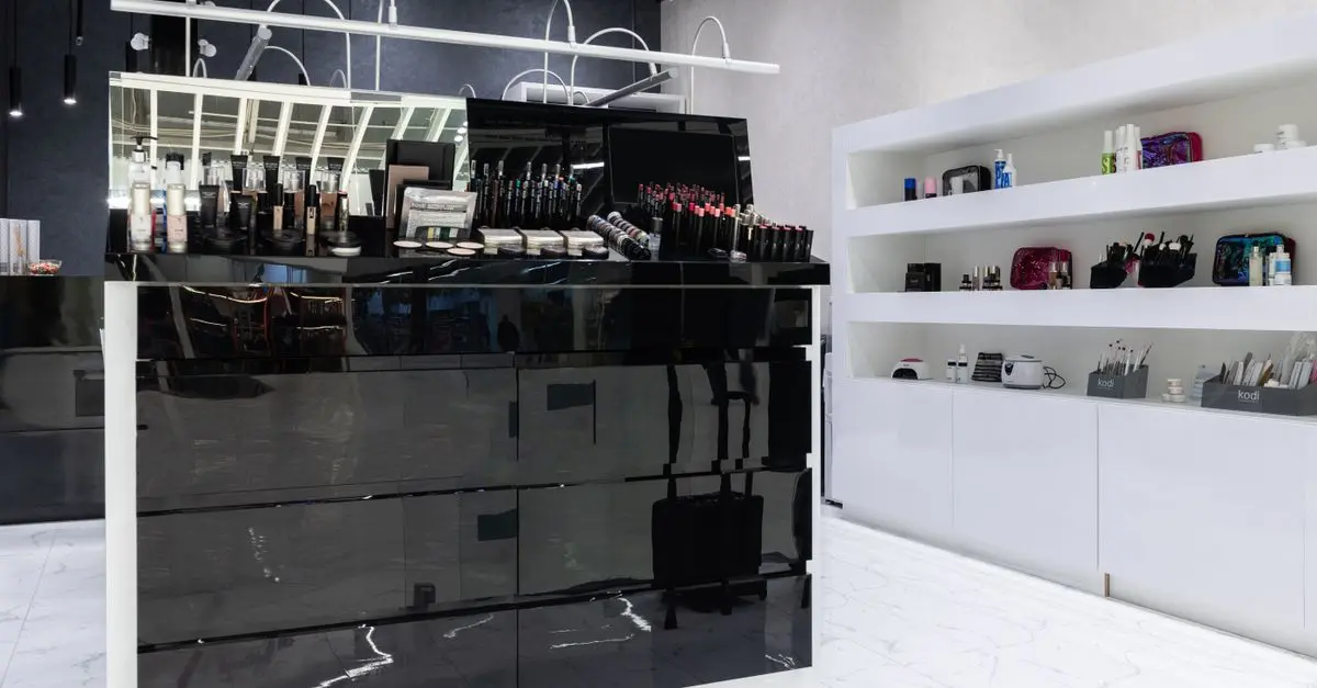 Exploring the Benefits of Smart Mirrors in Future Phone Stores
