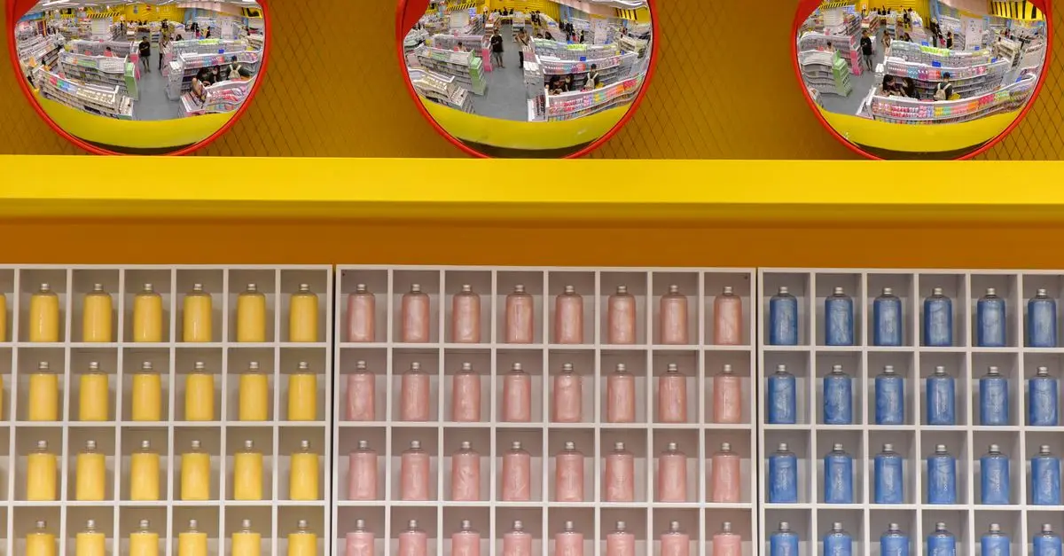 The Future of Smart Mirrors in Phone Stores: Enhancing Shopping Experience