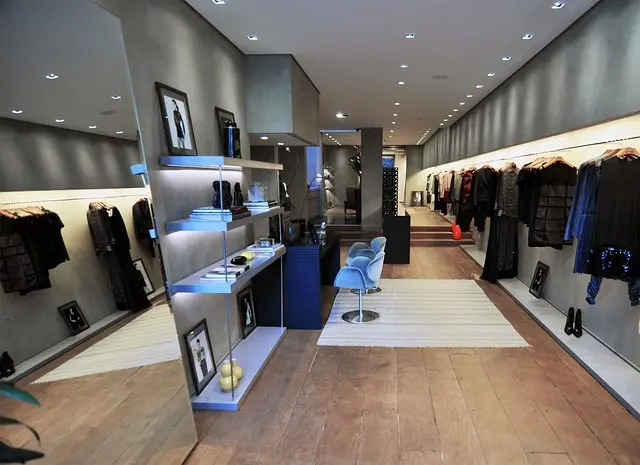 The Future of Smart Mirrors in Phone Stores