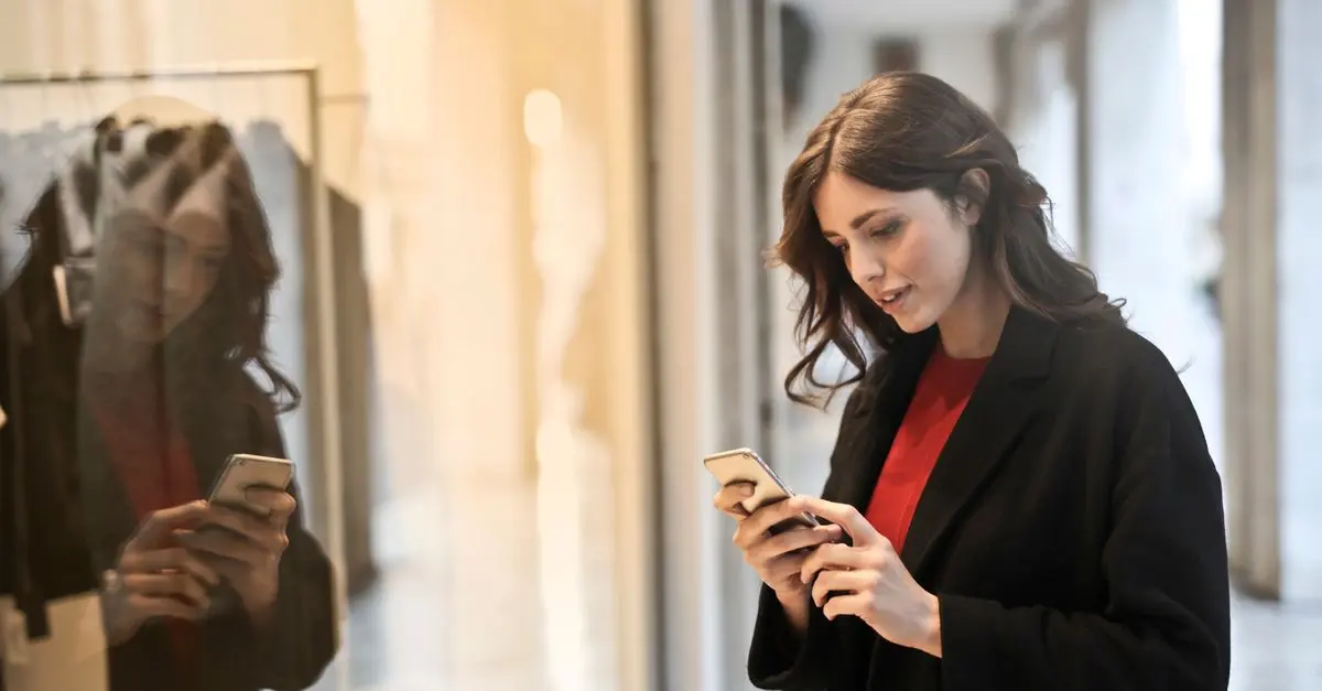 How Smart Mirrors Will Enhance Future Phone Store Shopping