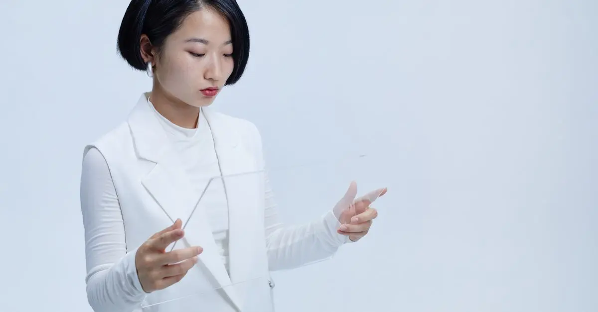 Understanding the Role of Smart Mirrors in Future Phone Stores