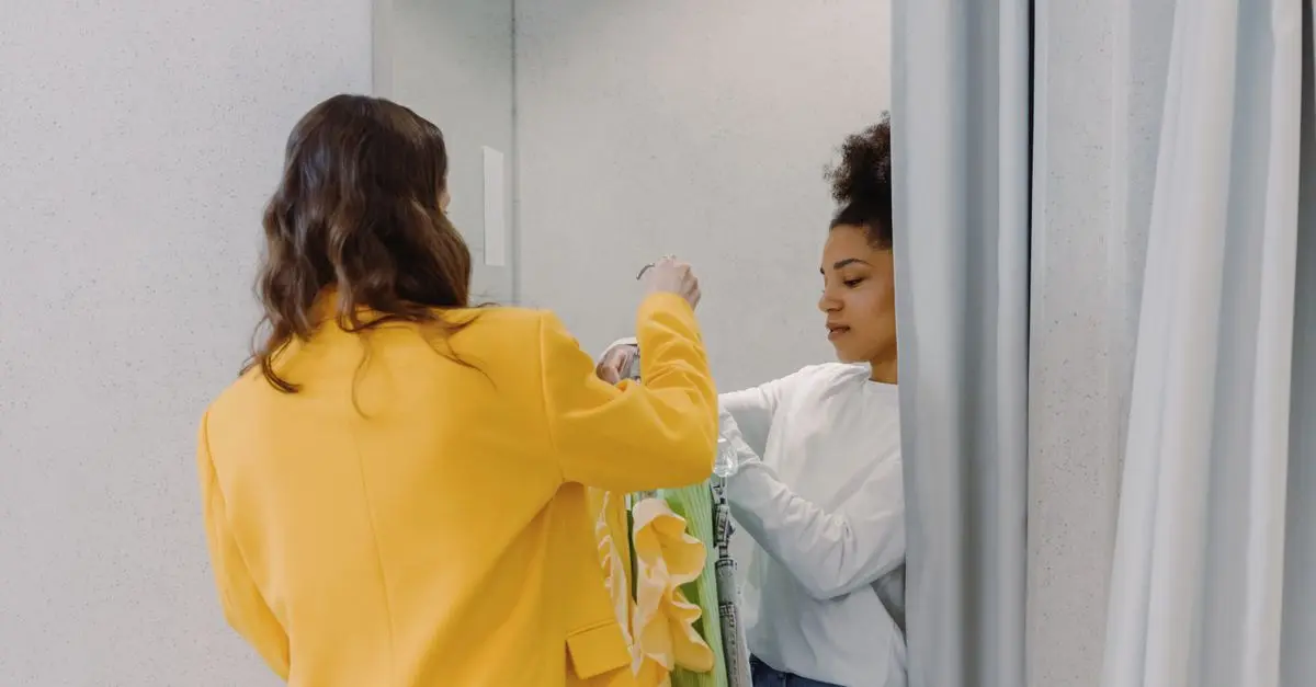 How Smart Mirrors Will Revolutionize Future Phone Store Shopping
