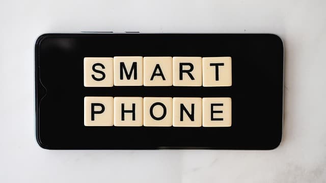 How Smart Mirrors Will Revolutionize Future Phone Store Shopping