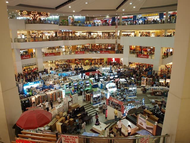 How Smart Mirrors Will Enhance Future Phone Store Shopping